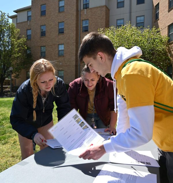 students ask questions to a peer financial counselor